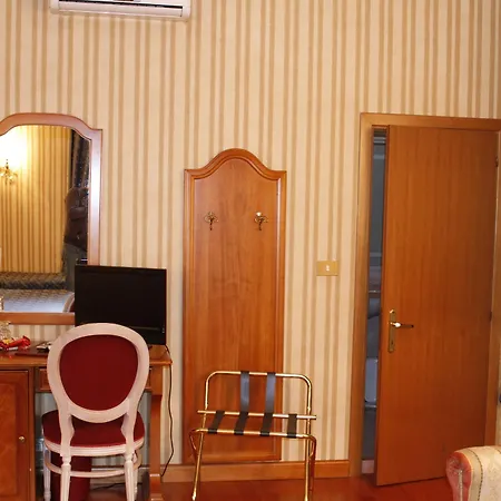 Отель Sistina 4*